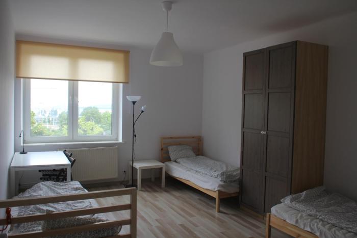 Trzyosobowy pokój w mieszkaniu czteropokojowym w centrum Gdyni.