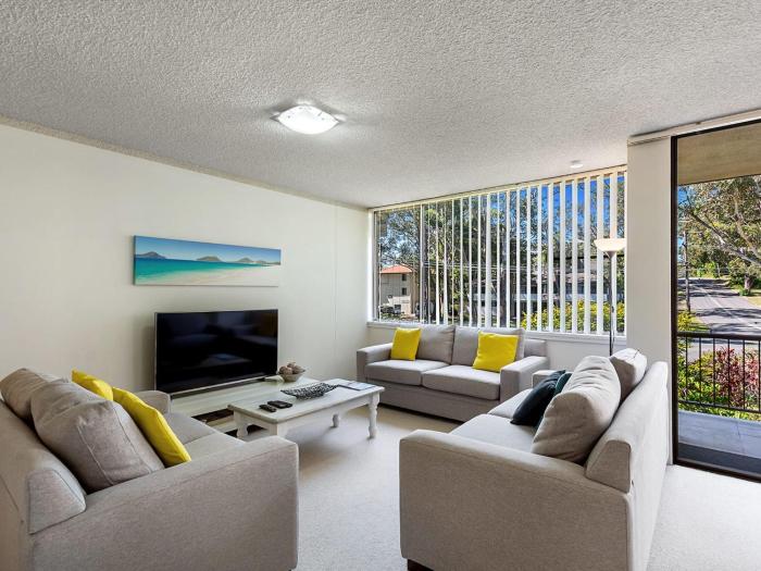 Magnus Gardens 4 beautiful air conditioned unit with filtered water views and Wi-Fi