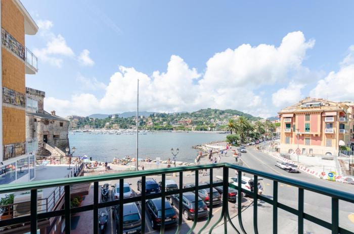 LA CASA ROSA AL MARE RAPALLO, Central Seafront Stay, Air Conditioning, Wi-Fi, the Ideal Choice for a Relaxing and Exciting Coastal Escape, with available on request at 20,00 euro per night Private Garage, Welcome kit Priority with Prosecco
