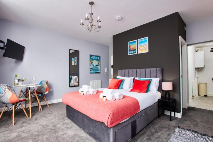 Delven House, Apartment 2 - Self Check-in, Self-Catering Serviced Apartment for East Midlands Airport