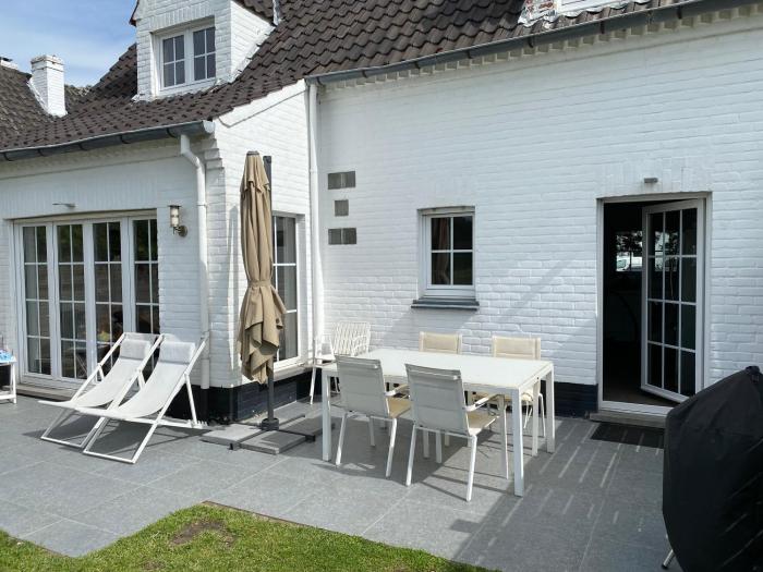Vakantiehuis in modern begijnhof, 7 min van strand