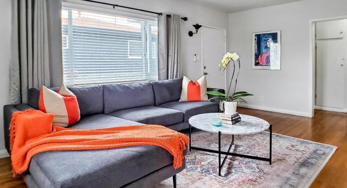 Top Location Walk to Dining, Shops & Near Beach CC E