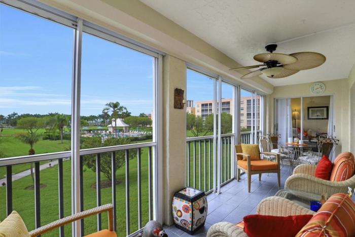 Island-style condo with pool, spa and steps to beach