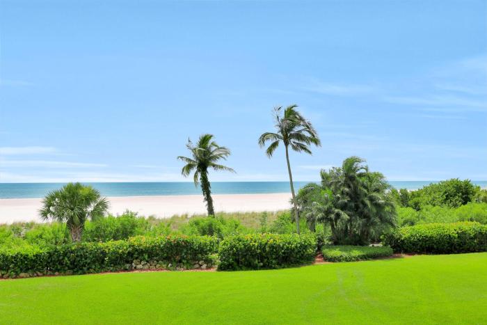 Cozy beachfront condo with pool and tennis courts