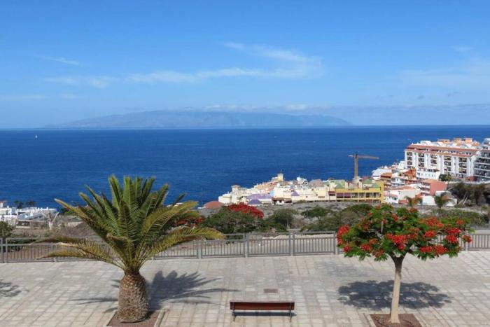 Luxury House with 3 Bedrooms, Sea Wiew and Swimming Pool in a quiet Residence