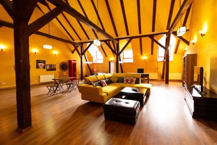 The Attic - Large Open-Space in the Old Town of Brasov, minutes away from The Black Church