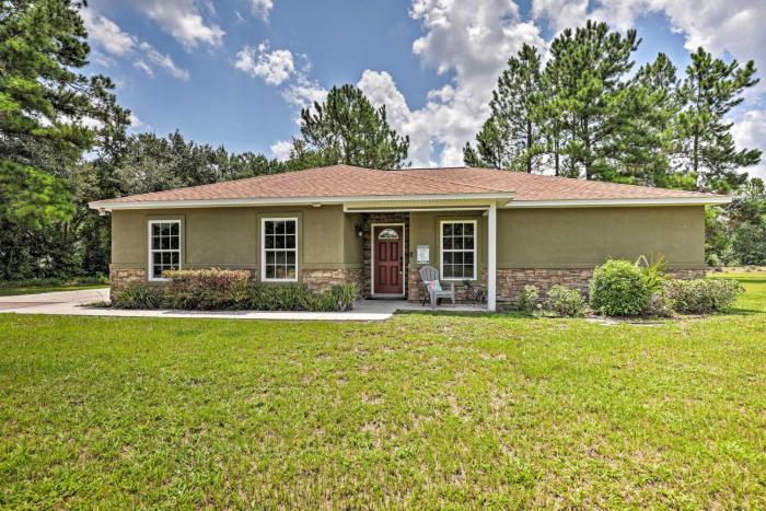 Cozy Ranch Home with Patio on St Johns River!