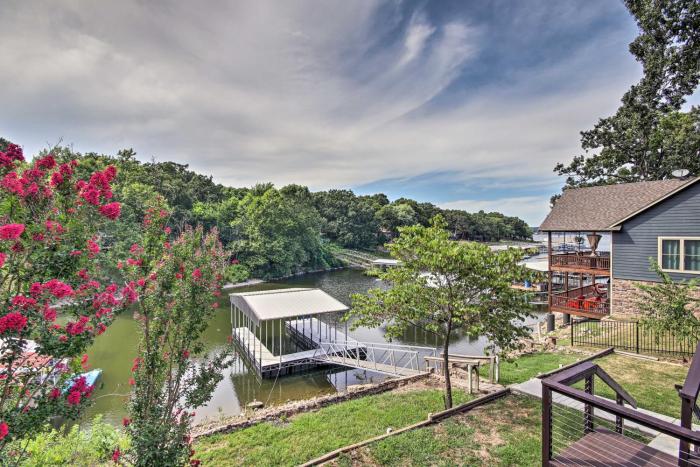 Dock, Deck and Boat Slip Lakefront Eucha Home