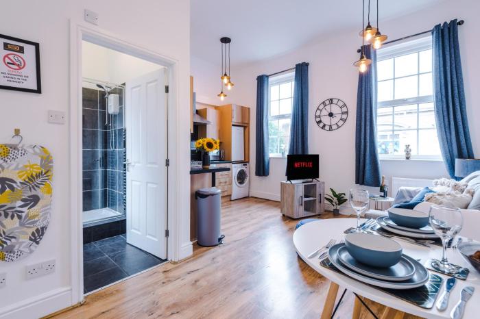 Bright 1-Bed Apartment in Chester by 53 Degrees Property, Ideal for Professionals & Couples, Great Location - Sleeps 4