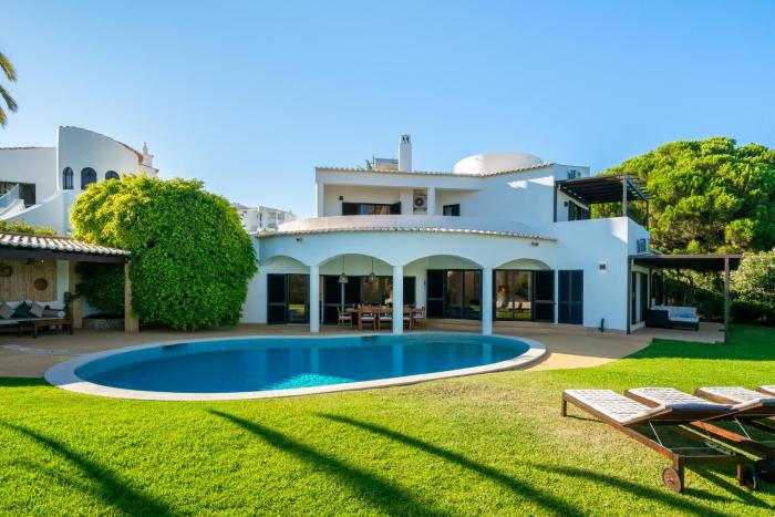 Luxury Private Family Villa with Pool AC & Parking