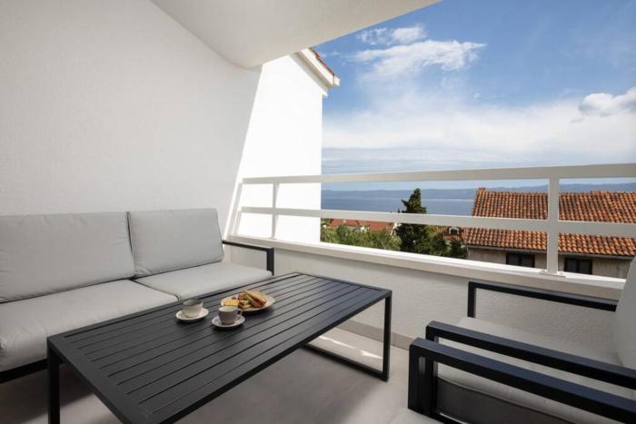 Holiday in Bol **** yellow