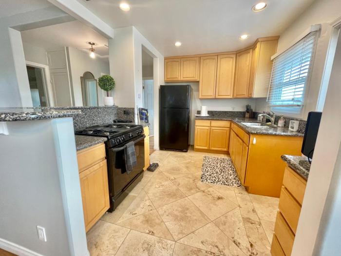 Rustling Leaves 2bd1 ba Upstairs ParkingLaundry