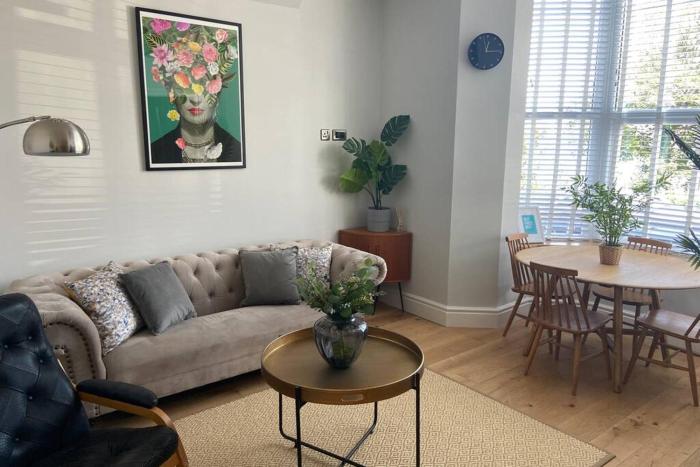 Central, stylish 3 bed apartment with sea views