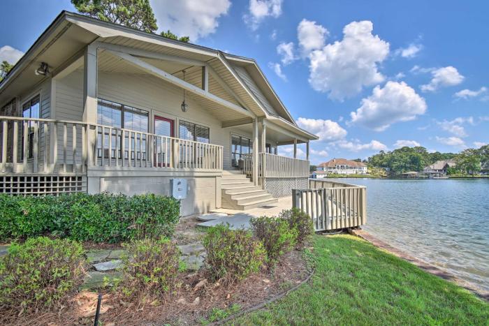 Porch and Deck Waterfront Lake Hamilton Home!