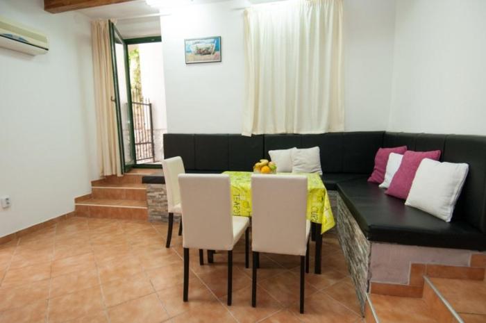 Apartment in Lovran with sea view, terrace, air conditioning, WiFi (3698-2)