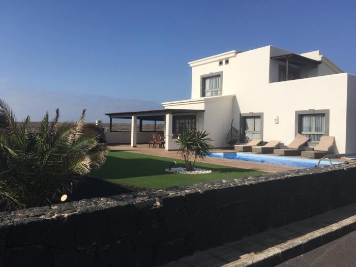 luxury 3bed Villa with heated private pool, full Sky and free WIFI