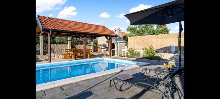 Olive Tree House with Jacuzzi, WiFi and 40m2 pool