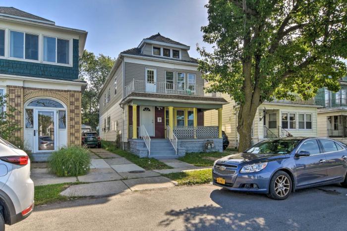 Riverside Buffalo Apt 15 Miles to Niagara Falls!