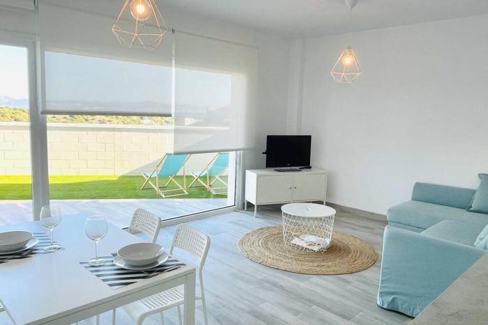 Precioso apartamento con vistas parciales, garaje y piscina