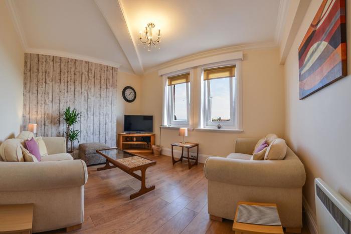The Whitby Prospect, large apartment with stunning views, 2 mins from beach