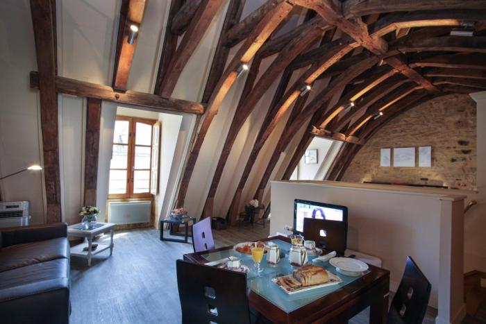Le Grenier du Chapitre son loft avec les poutres et lappartement une chambre sans les poutres