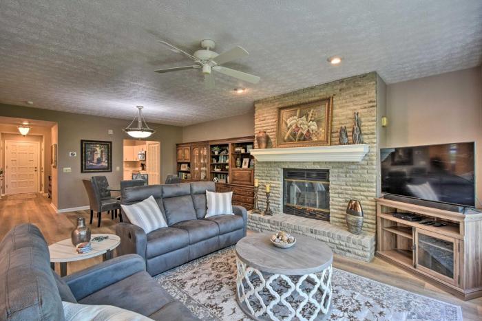 Resort-Style Condo with Balcony on Lake Keowee