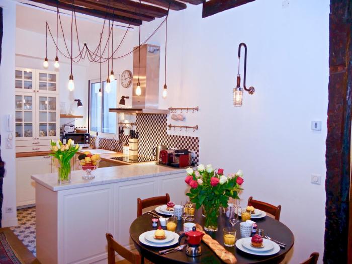 FULLY RENOVATED very quiet charming 2bed2bath flat in the Marais sleeps up to 4