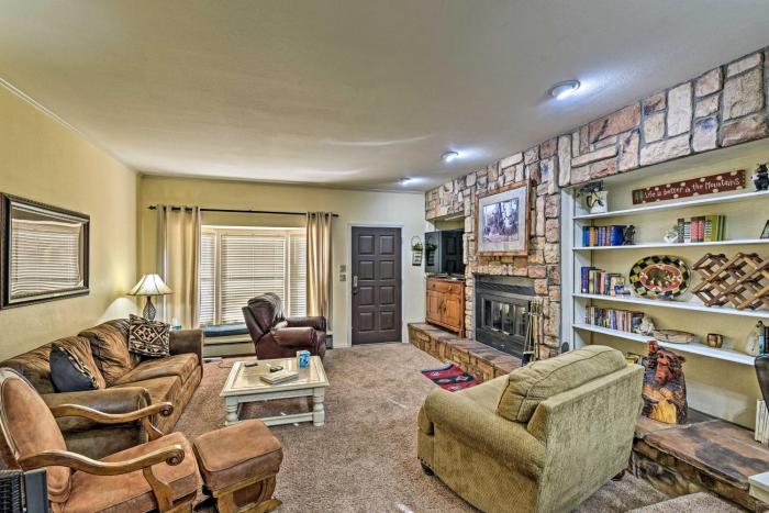 Red River Townhome with Balcony and Mtn Views!