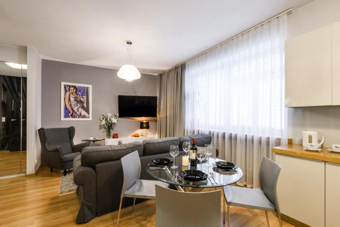 Nr 1 EUROPA22 CENTRUM Apartment Old Town Warsaw STARE MIASTO Historyczna kamienica umiejscowiona w zabytkowej części Warszawy PARKING 24h Śniadanie opcjonalnie Breakfast optional Check in from 13 pm