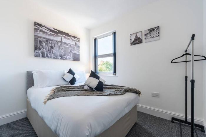 WGcDDE Large 3 Bedroom House - Close to MKM Stadium & A63 - Garden