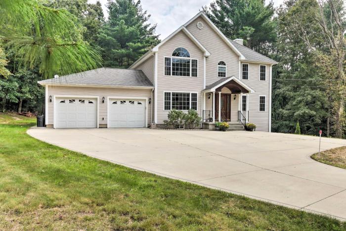 Granby Home w Deck < 12 Mi to Aldrich Lake!