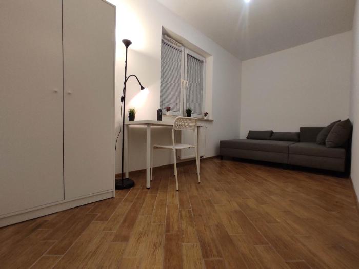 Nice room with 2 shared bathrooms ,WC , 2km to old town -100m from Metro Szwedzka