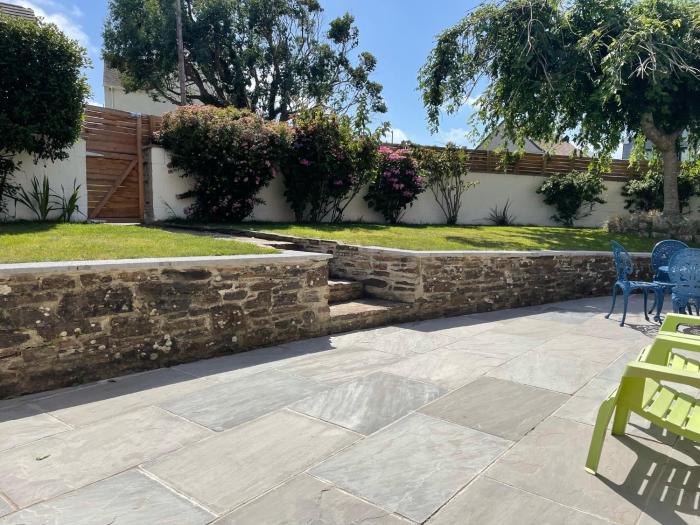 Sunny Corner, Padstow. Spacious 3 bedrooms, 2.5 bathrooms, parking, garden.