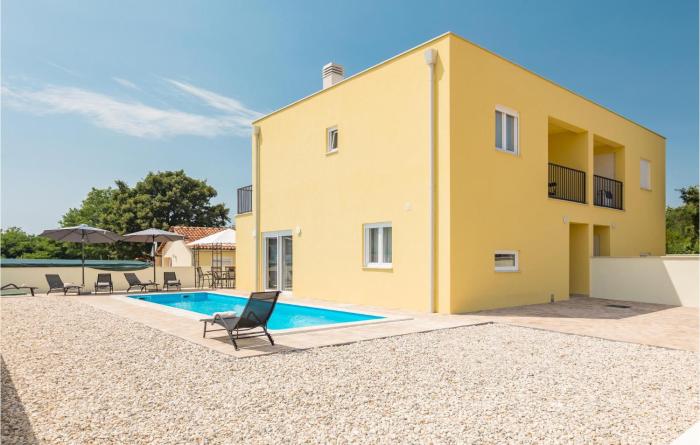 Amazing home in Porec with Outdoor swimming pool WiFi and 3 Bedrooms