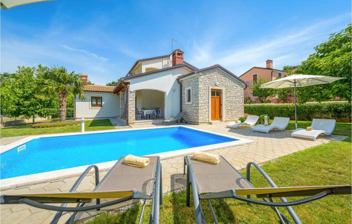 Beautiful Home In Kmacici With 3 Bedrooms, Wifi And Outdoor Swimming Pool