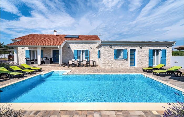 Stunning home in Privlaka w Outdoor swimming pool and 3 Bedrooms
