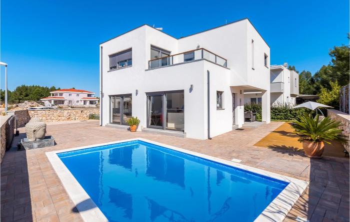 Stunning Home In Srima With 3 Bedrooms, Wifi And Outdoor Swimming Pool