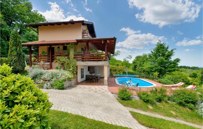 Amazing Home In Petrinja With 2 Bedrooms, Wifi And Outdoor Swimming Pool