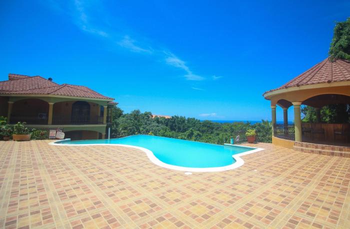 Luxury 10 Bedroom Villa-Millbrooks