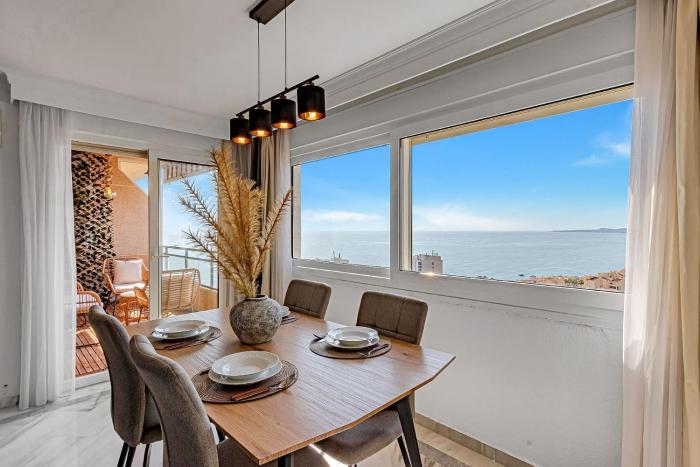 Stunning sea and mountains views close to the beach !