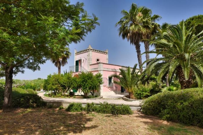 Villa Sirgole Rosa with Pool, Galatina