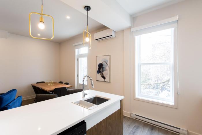 Huge 2 Bdr with Balcony in Mile End by Den Stays