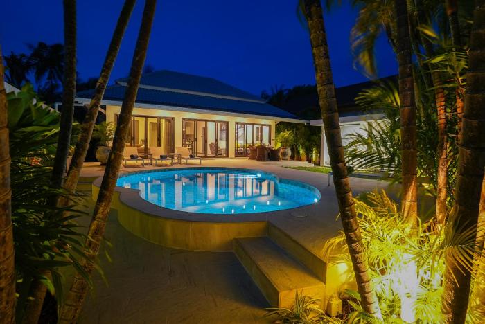Villa Ayan, Amazing Pool, 2 bedrooms Near Nai harn Beach