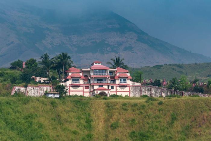 Villa Dazzle by StayVista - Unwind in a Mountain-City View Villa with a Terrace Pool