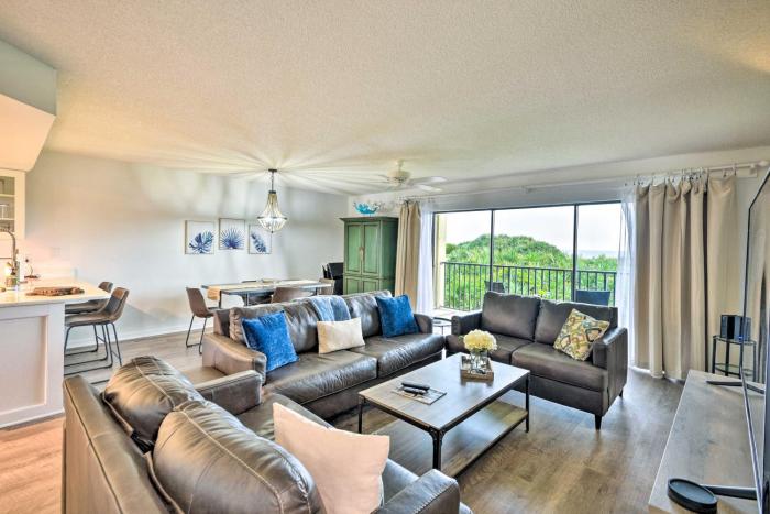 Ormond Beach Condo with Balcony and Pool Access!