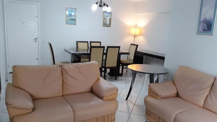 Ótimo apto em Pitangueiras à uma quadra da praia c 2 vagas e ar condicionado.