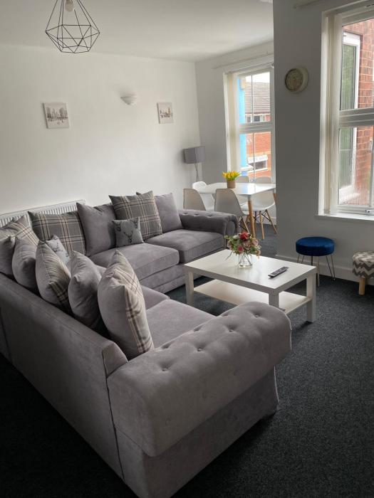 8 Bed 9 Bath Ensuite House with Hot Tub and Free Parking