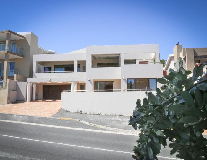 5 bedroom Traditional Fishermans old Gem w panoramic views, Bloubergstrand, Cape Town
