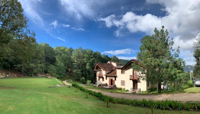 CORTIJO LA CASONA & Bungalow al Pie de la Montaña