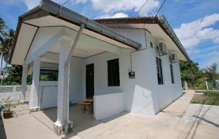 Roomstay Avoria YouTube Netflix